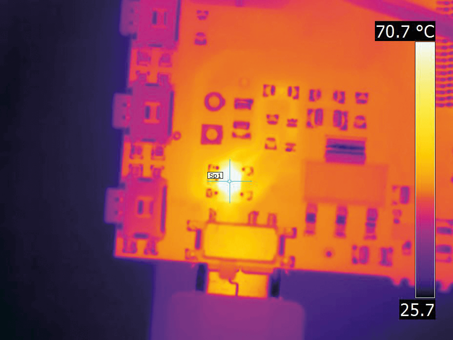 啟用了微距模式的FLIR T540相機拍攝的PCBA圖像。相機以微距模式在76°C測量目標熱點。