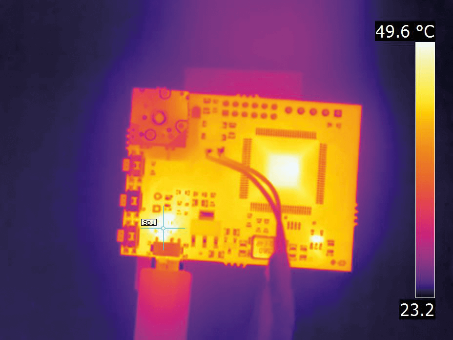 PCBA成像與FLIR T540相機沒有微距模式啟用。相機在沒有微距模式的情況下，在74°C下對目標熱點進行測量。